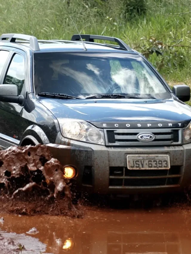 Ford Ecosport XLT 2.0 atravessando lama