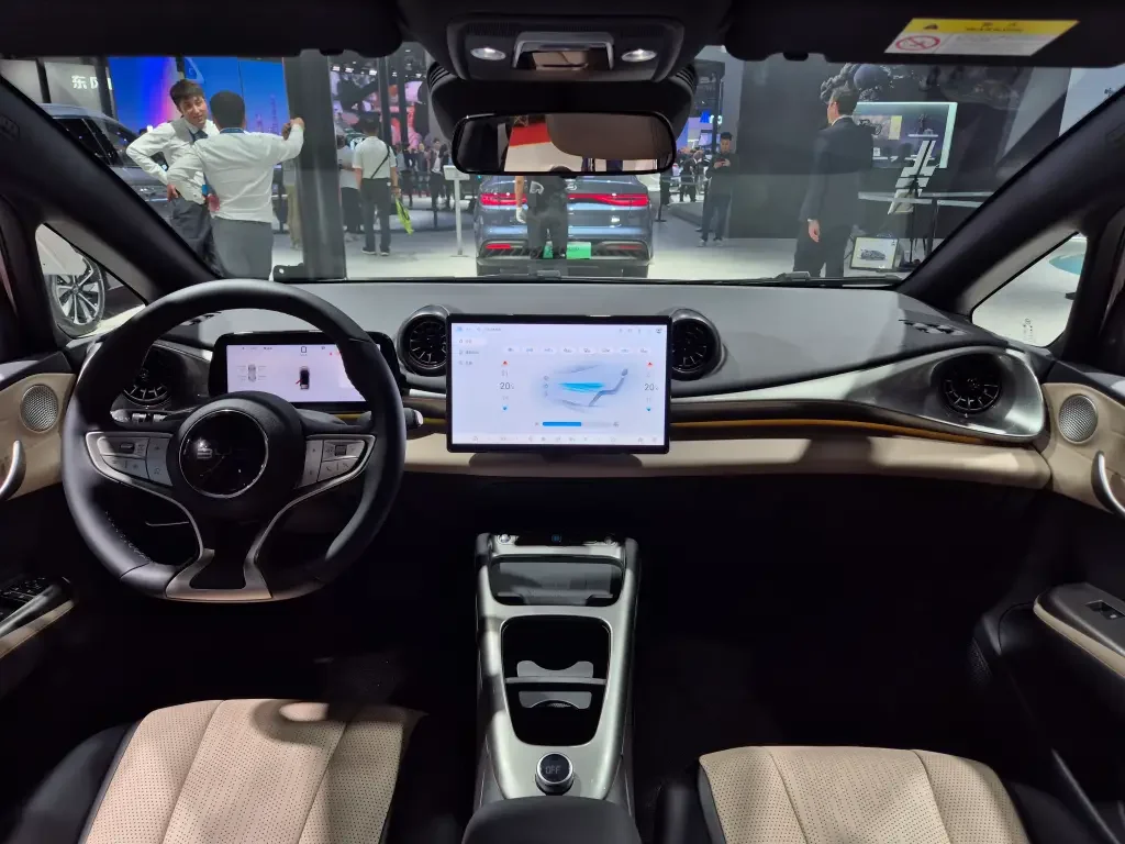 Visão traseira do BYD Dolphin em uma exposição