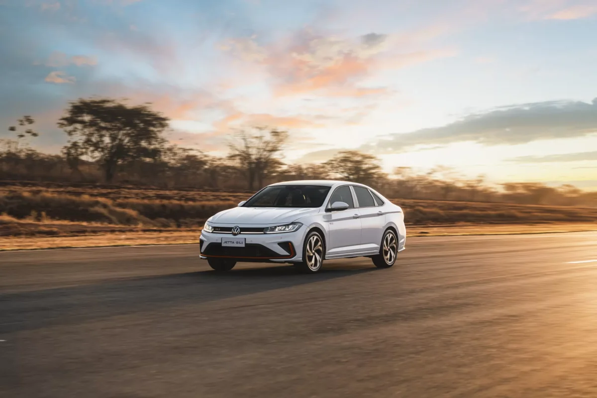 Volkswagen Jetta GLI 2026 em estrada ao pôr do sol.