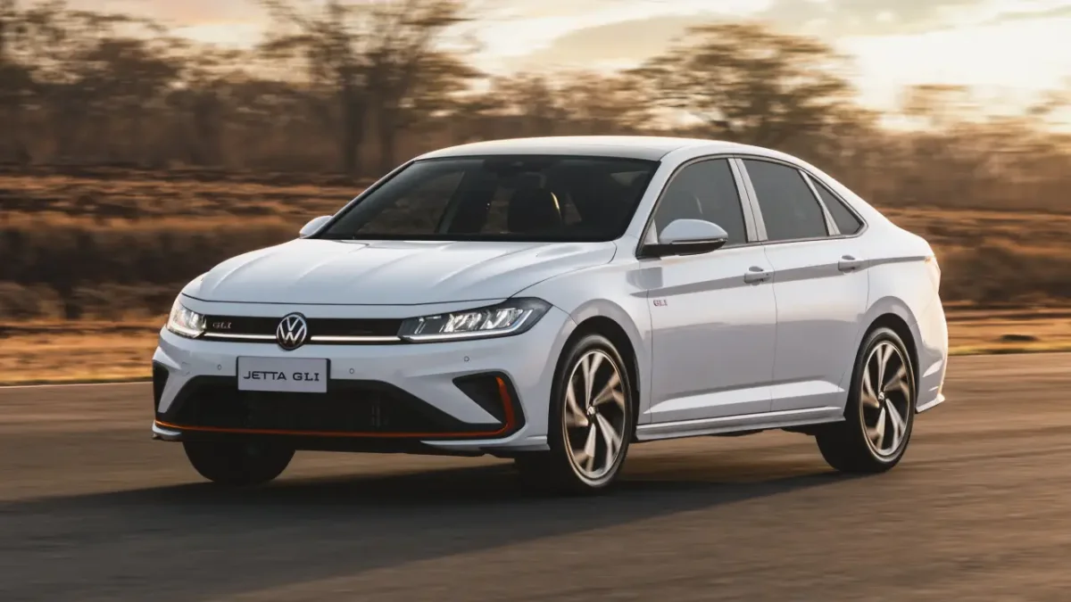 Jetta GLI 2026 em movimento em estrada.