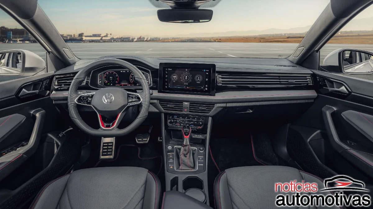 Traseira do Volkswagen Jetta GLI 2026 em movimento.