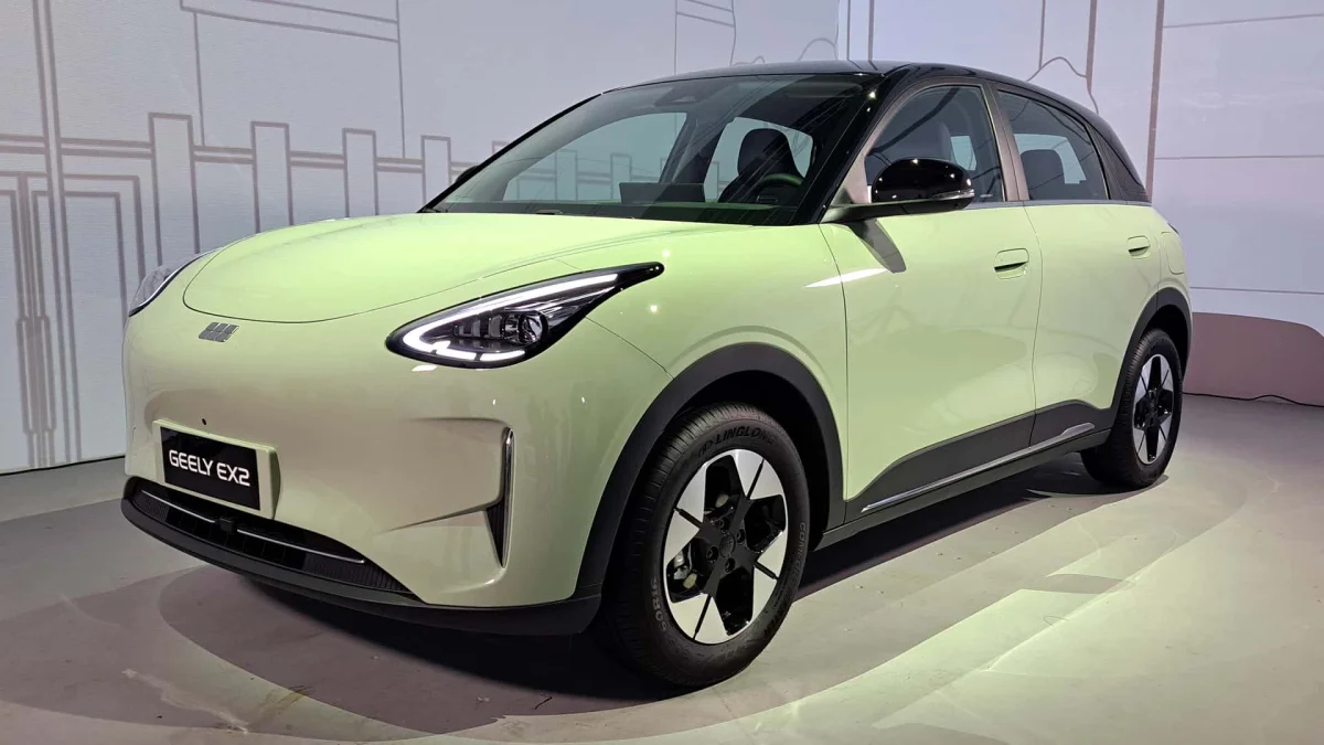 Carro elétrico Geely EX2 em exposição.