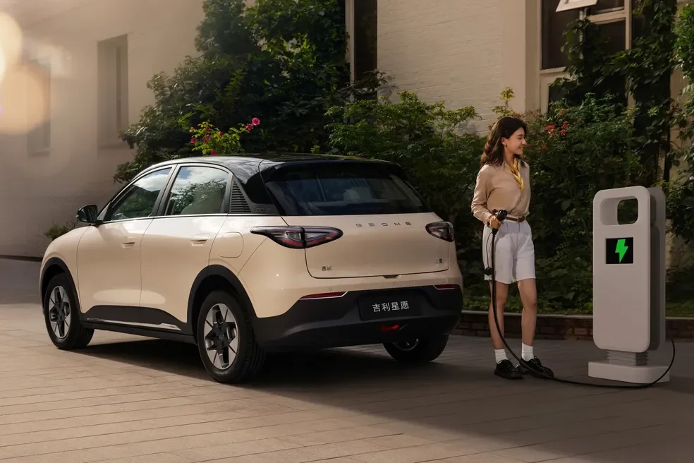 Geely EX2 visto de lado com airbags ativados.