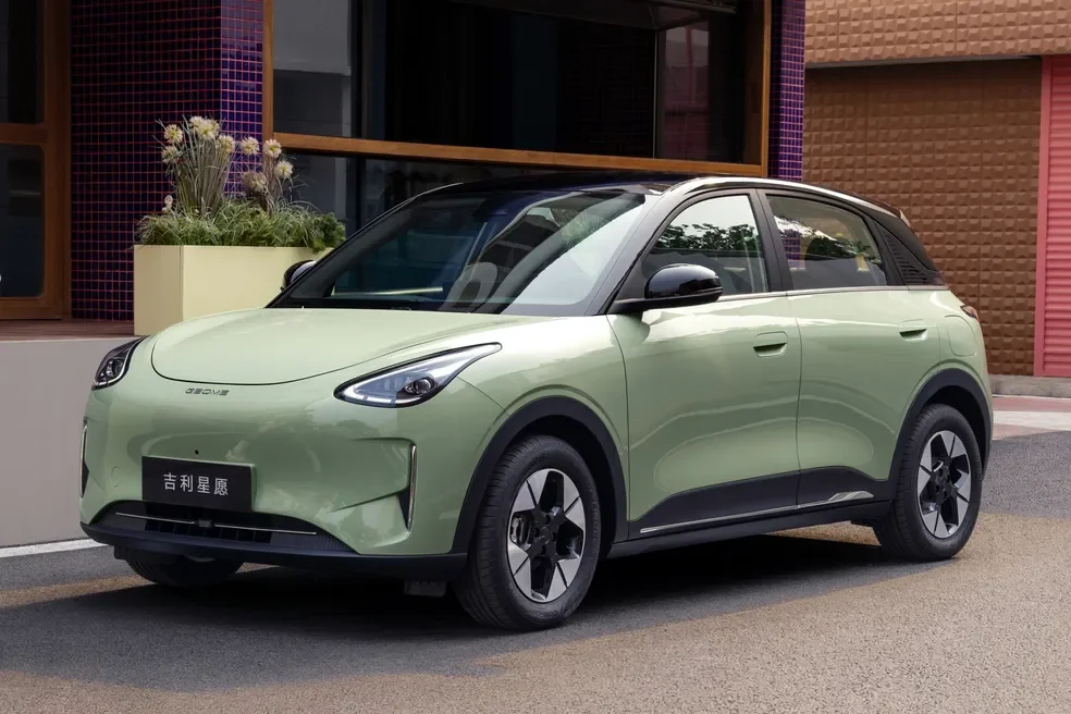Bagageiro traseiro do Geely EX2 com equipamentos diversos.