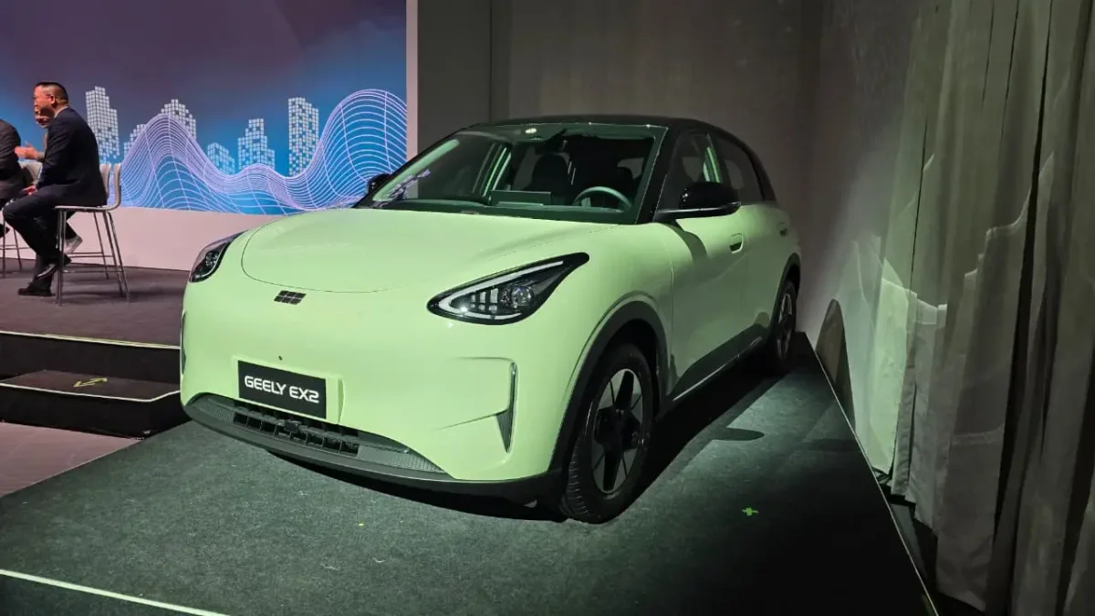 Geely EX2 em um ponto de recarga.