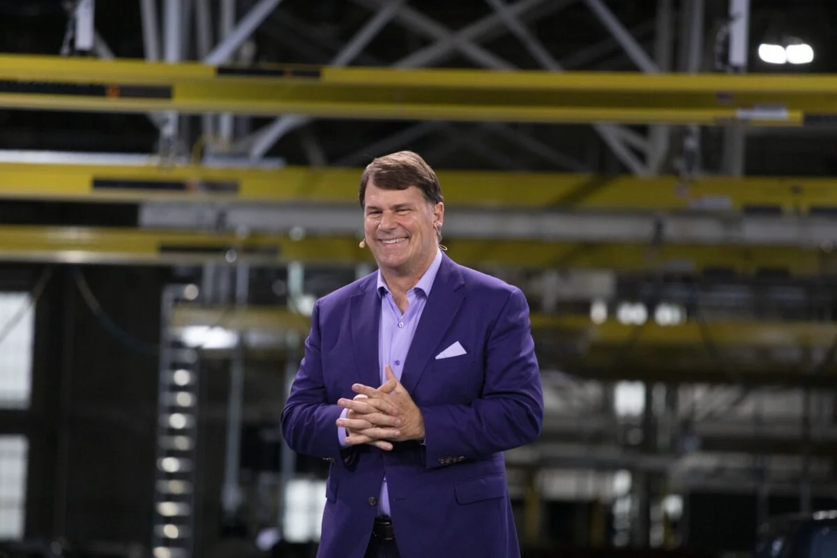 Jim Farley, presidente da Ford, falando sobre amea&ccedil;as no setor automotivo.