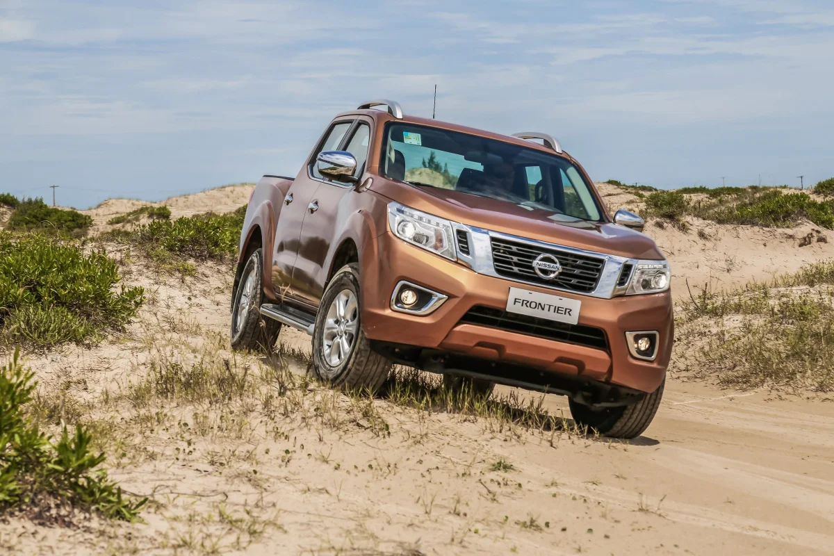 Modelo de veículo Nissan Frontier em um campo.