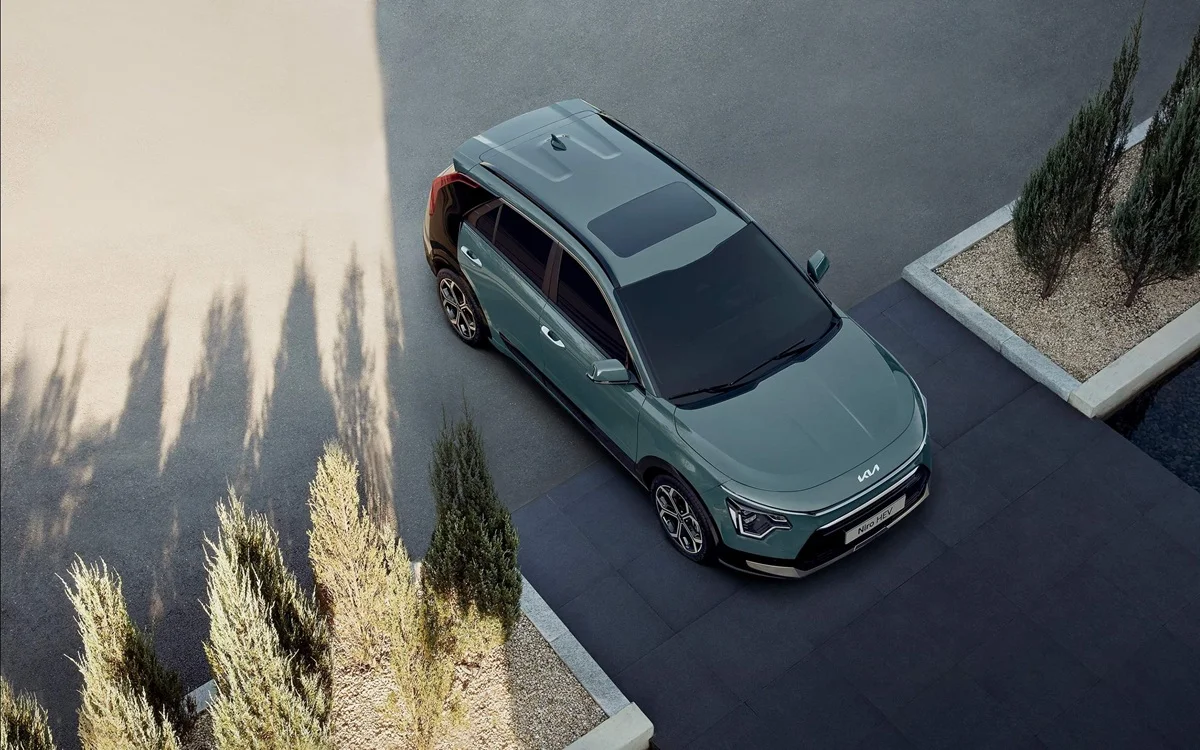 Vista lateral do Kia Niro 2026 em um deck.
