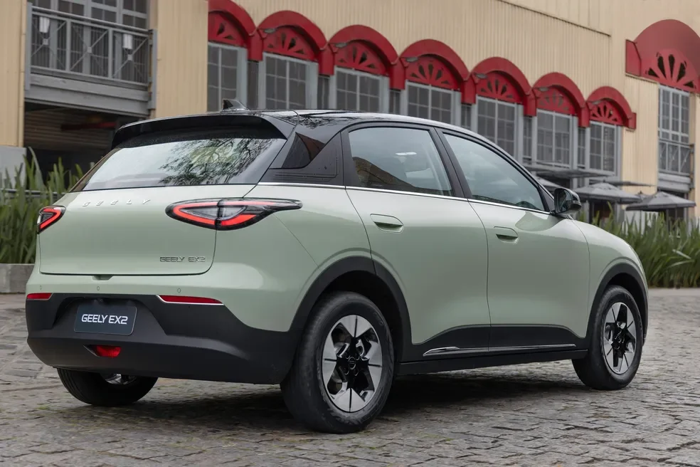 Traseira do Geely EX2 estacionado