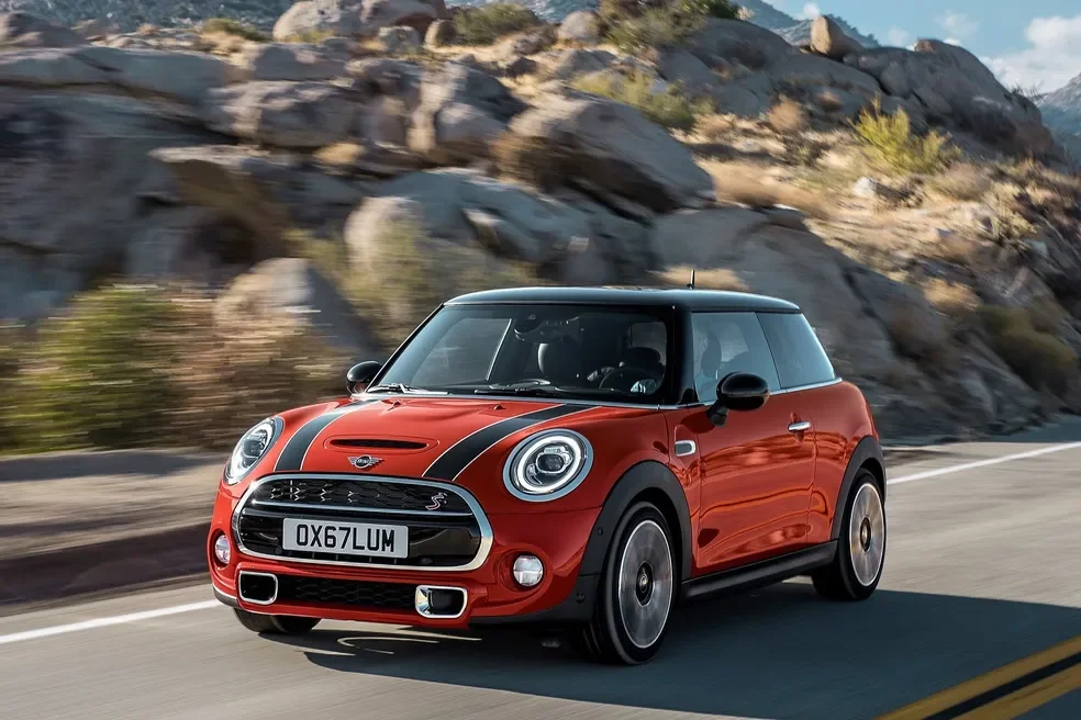 Mini Cooper S 2019 em uma estrada montanhosa