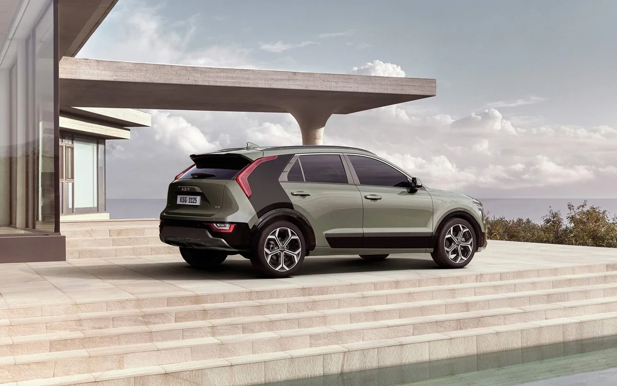 Imagem lateral do Kia Niro 2026 em uma área externa.