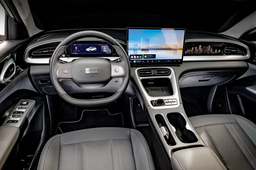 Interior do Geely EX2 com painel central