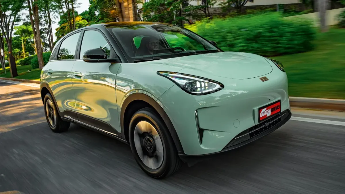 Vista frontal do Geely EX2 em movimento