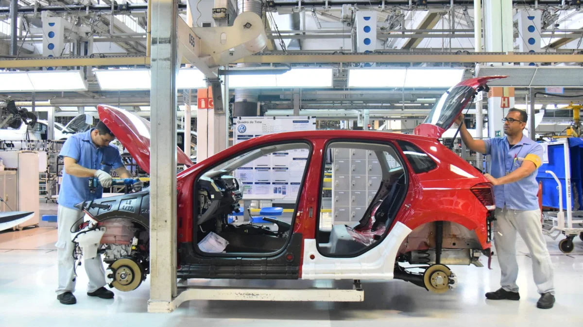 Linha de produção da fábrica da Ford.