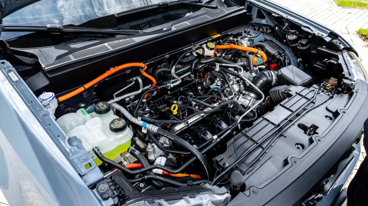 Vista lateral da Ford Maverick Hybrid 2025 em movimento.
