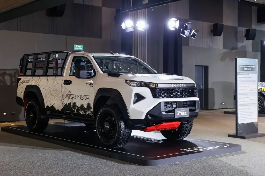 Interior da Toyota Hilux 2025 com painel moderno.