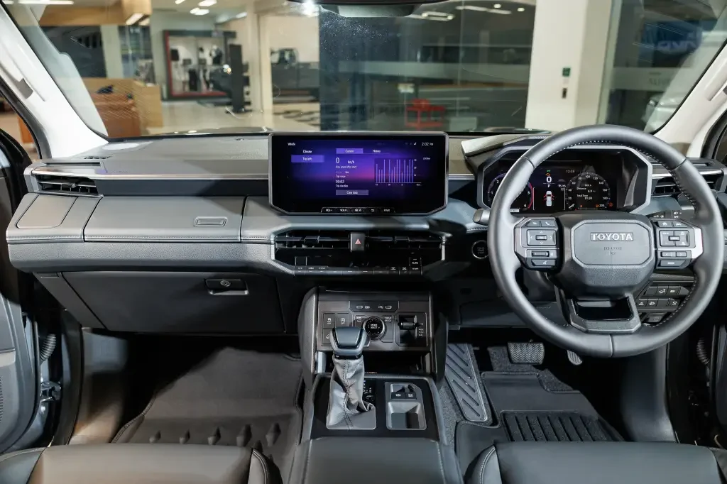 Interior da Toyota Hilux 2025 mostrando tecnologia e funcionalidades.