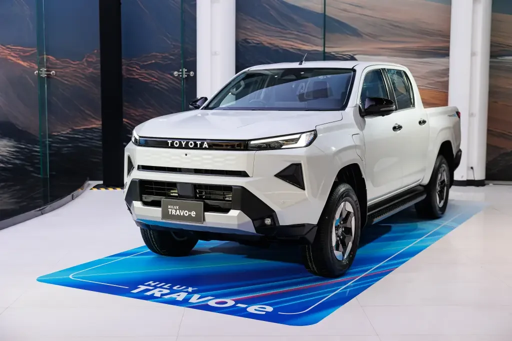 Vista traseira da Toyota Hilux Travo-e em exibição.