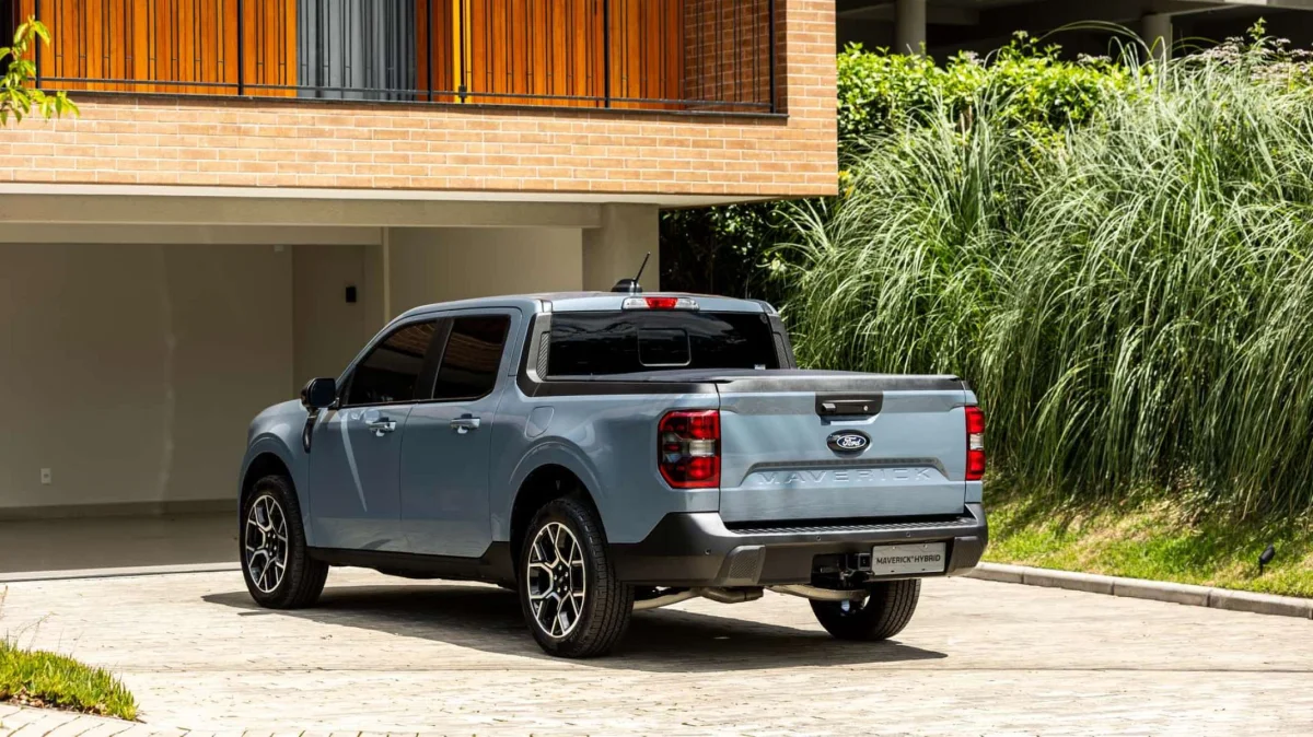 Ford Maverick Hybrid 2025 em uma área verde.