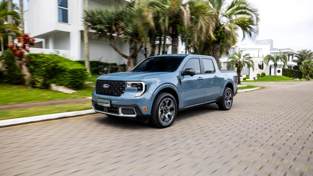 Ford Maverick Hybrid 2025 estacionada em um ambiente residencial.