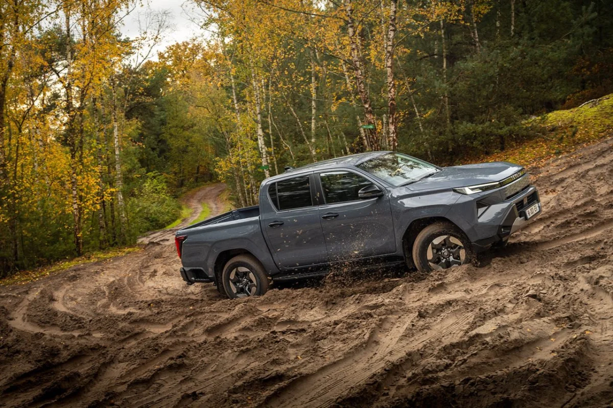 Toyota Hilux elétrica em uma estrada de terra.