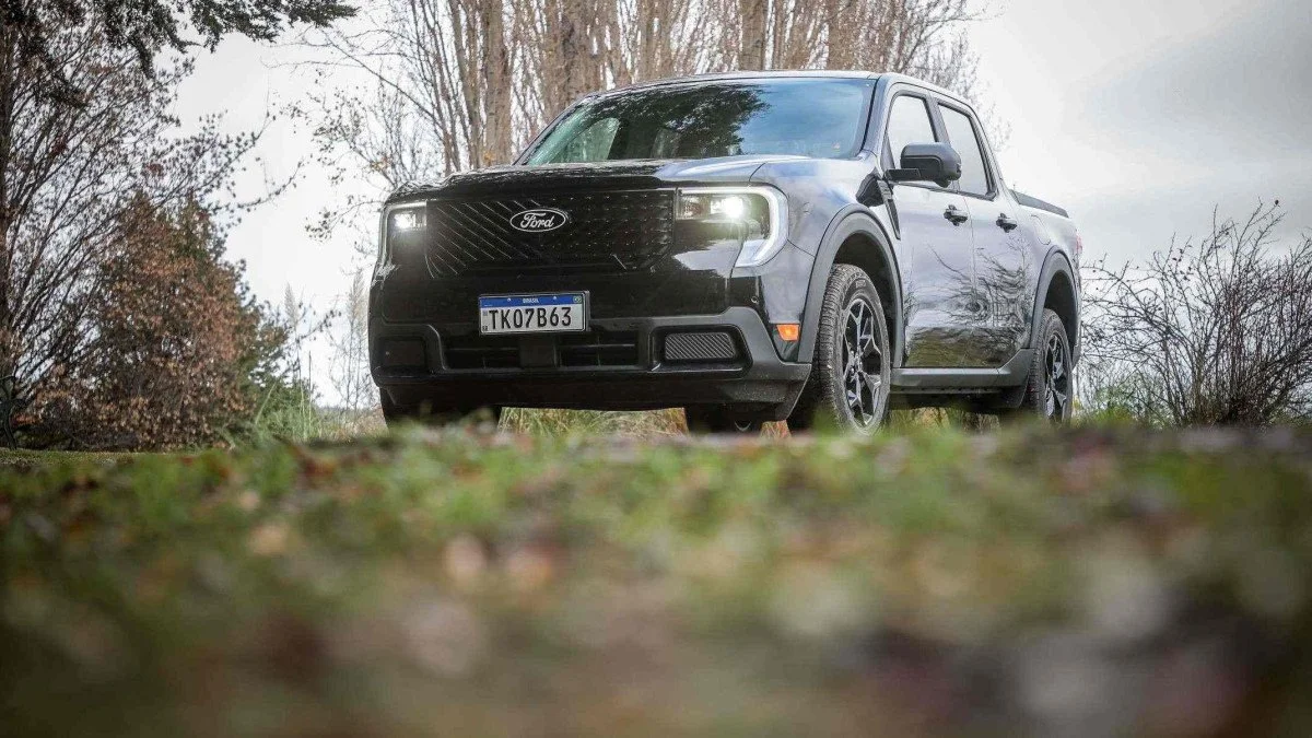 Frente da Ford Maverick Lariat em destaque
