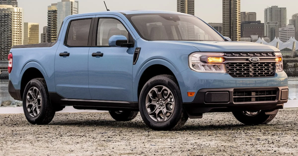 Imagem da picape Ford Maverick Hybrid 2026 em uma paisagem urbana