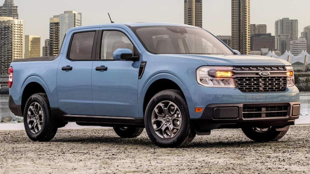 Picape Ford Maverick Hybrid de perfil mostrando seu design moderno