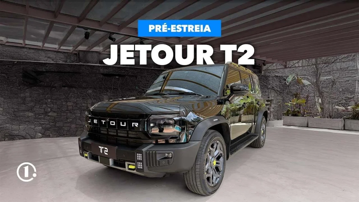 Imagem do Jetour T2 pr&oacute;ximo a uma infraestrutura.