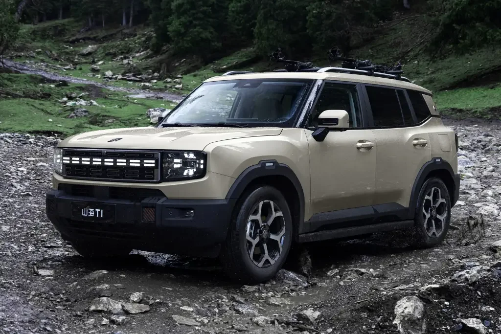 Imagem do Jetour T1 em um cen&aacute;rio off-road.