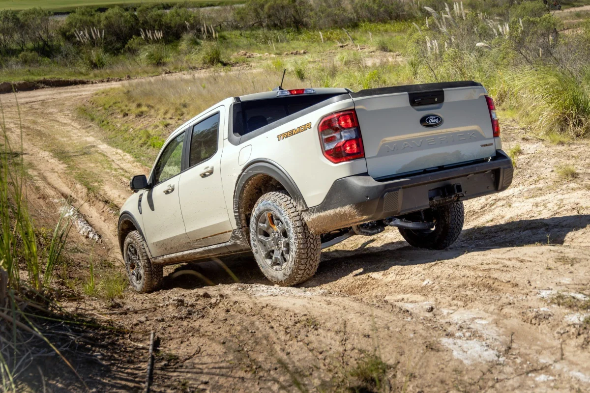 Ford Maverick Tremor em uma estrada de terra