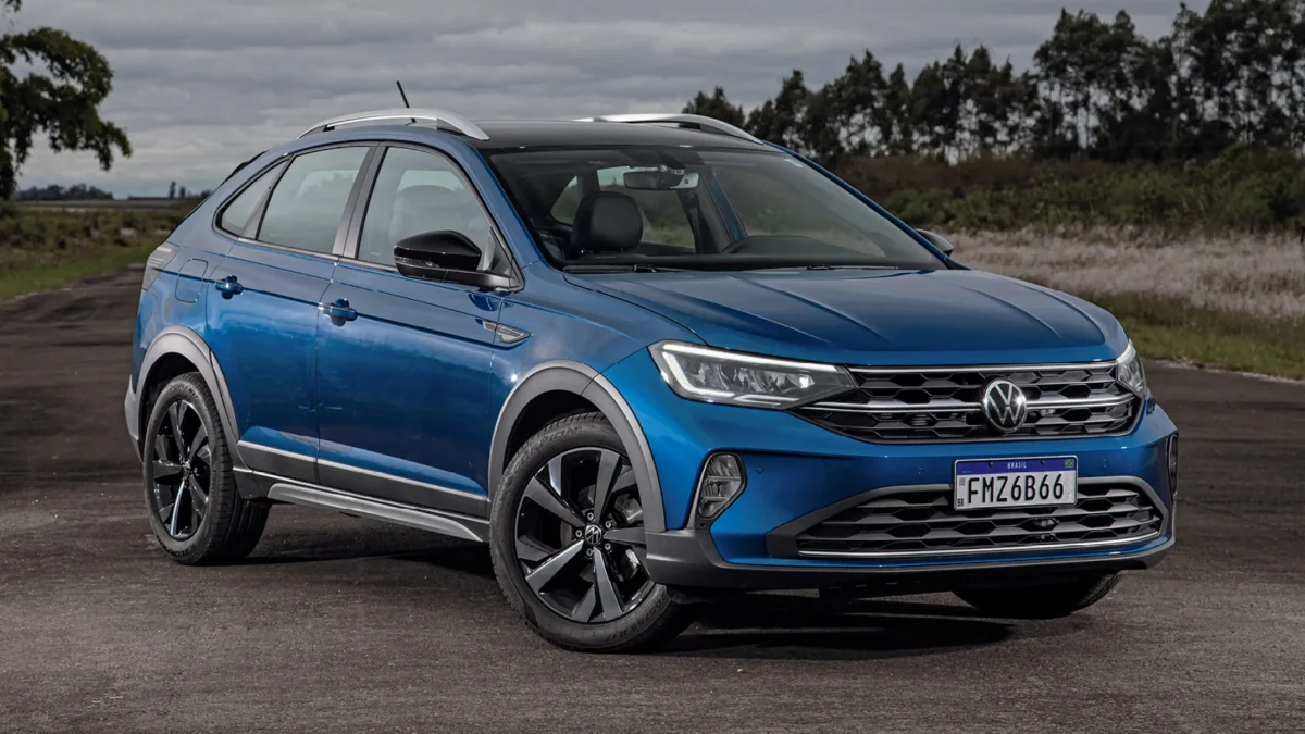 Volkswagen Nivus Highline em uma estrada.