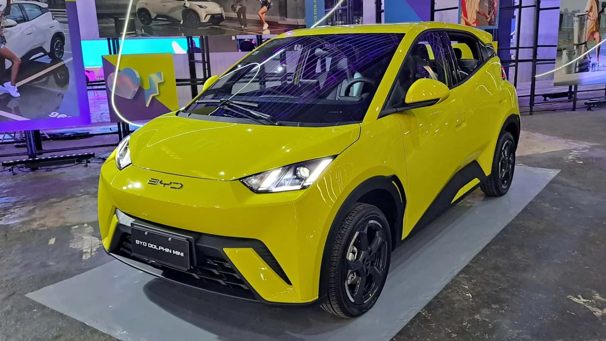Imagem do BYD Dolphin Mini em um evento de lançamento.