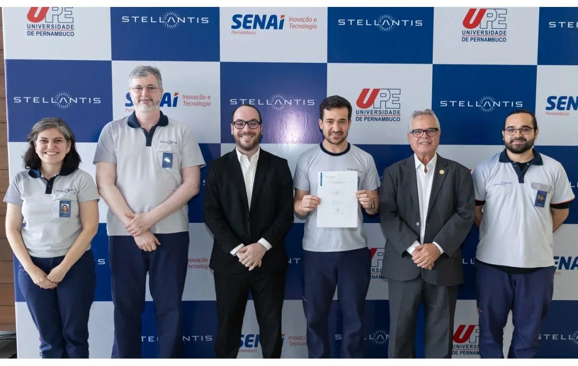 Equipe Stellantis com representantes da UPE e SENAI.