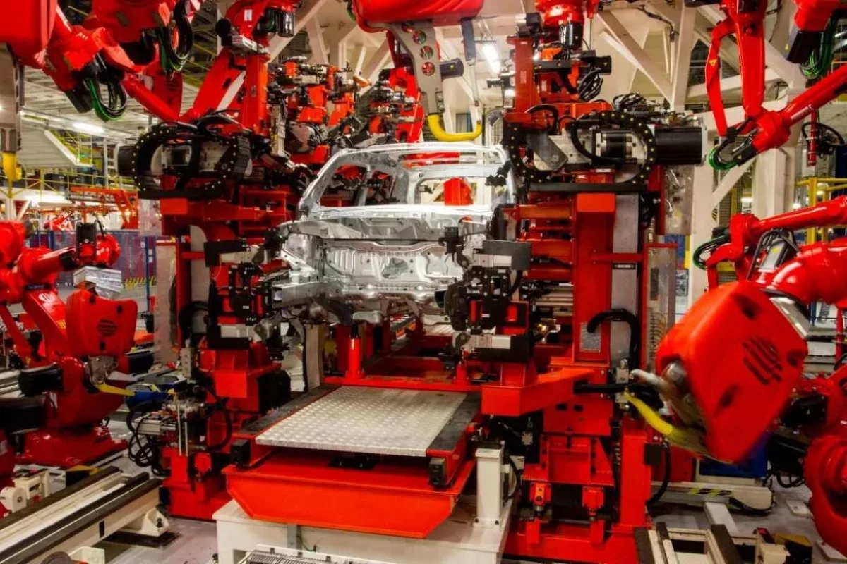 Linha de montagem de autom&oacute;veis em f&aacute;brica.