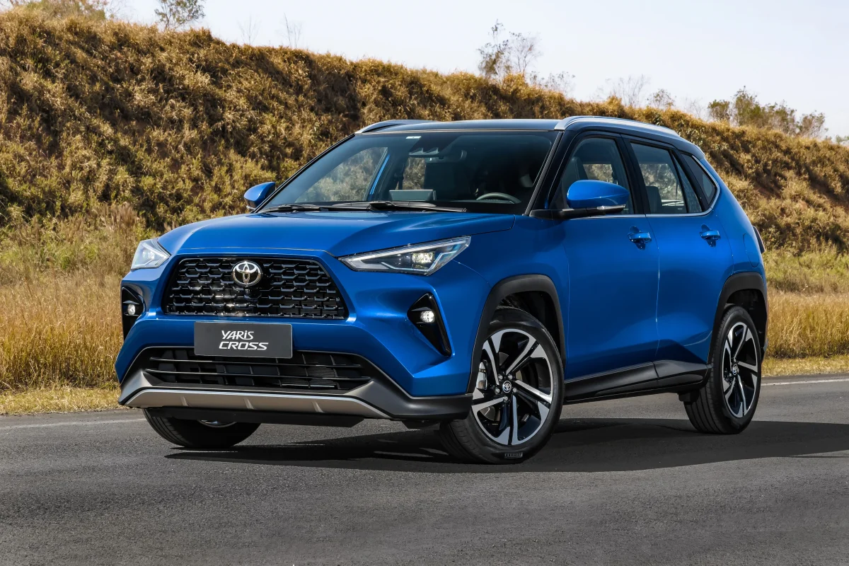 Vis&atilde;o frontal do Toyota Yaris Cross em azul