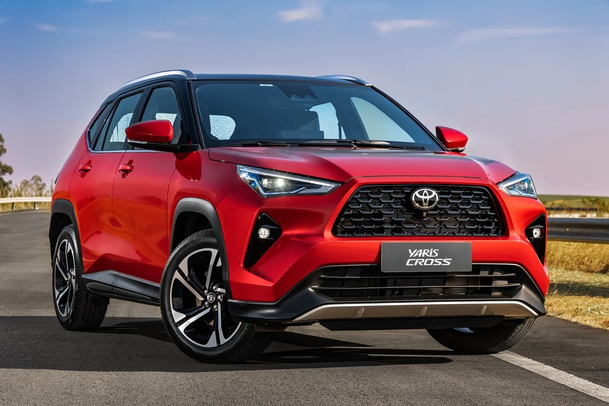 Toyota Yaris Cross vermelho em uma pista