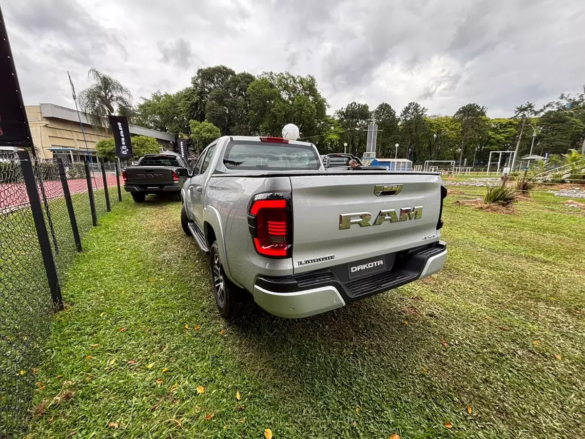 Ram Dakota Laramie 2026 na cor prata vista frontal