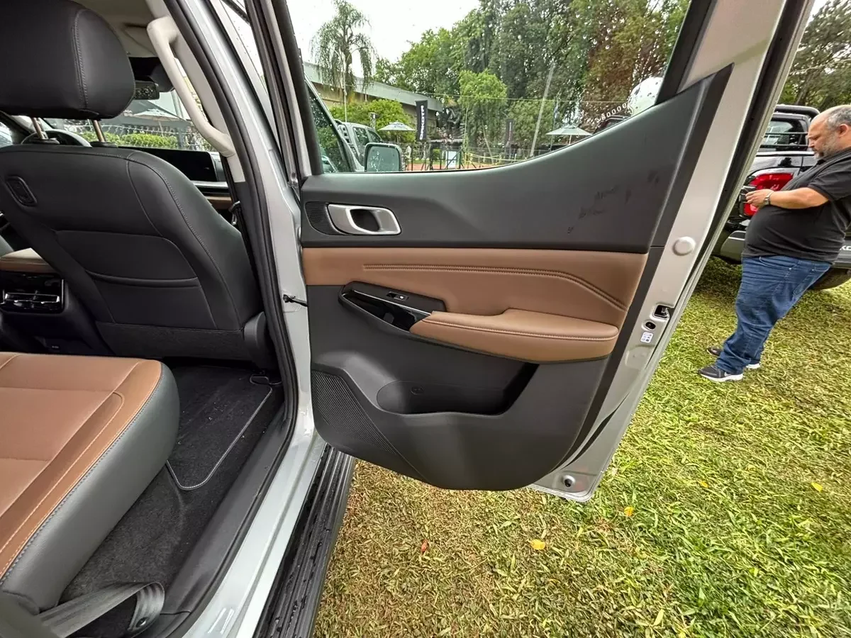 Interior da Ram Dakota Laramie 2026