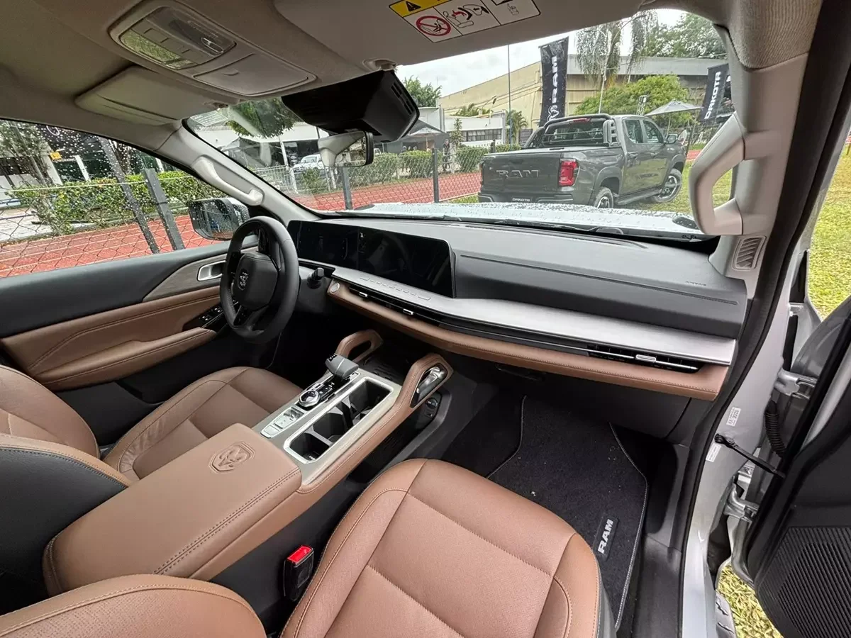 Vista lateral da Ram Dakota Laramie 2026