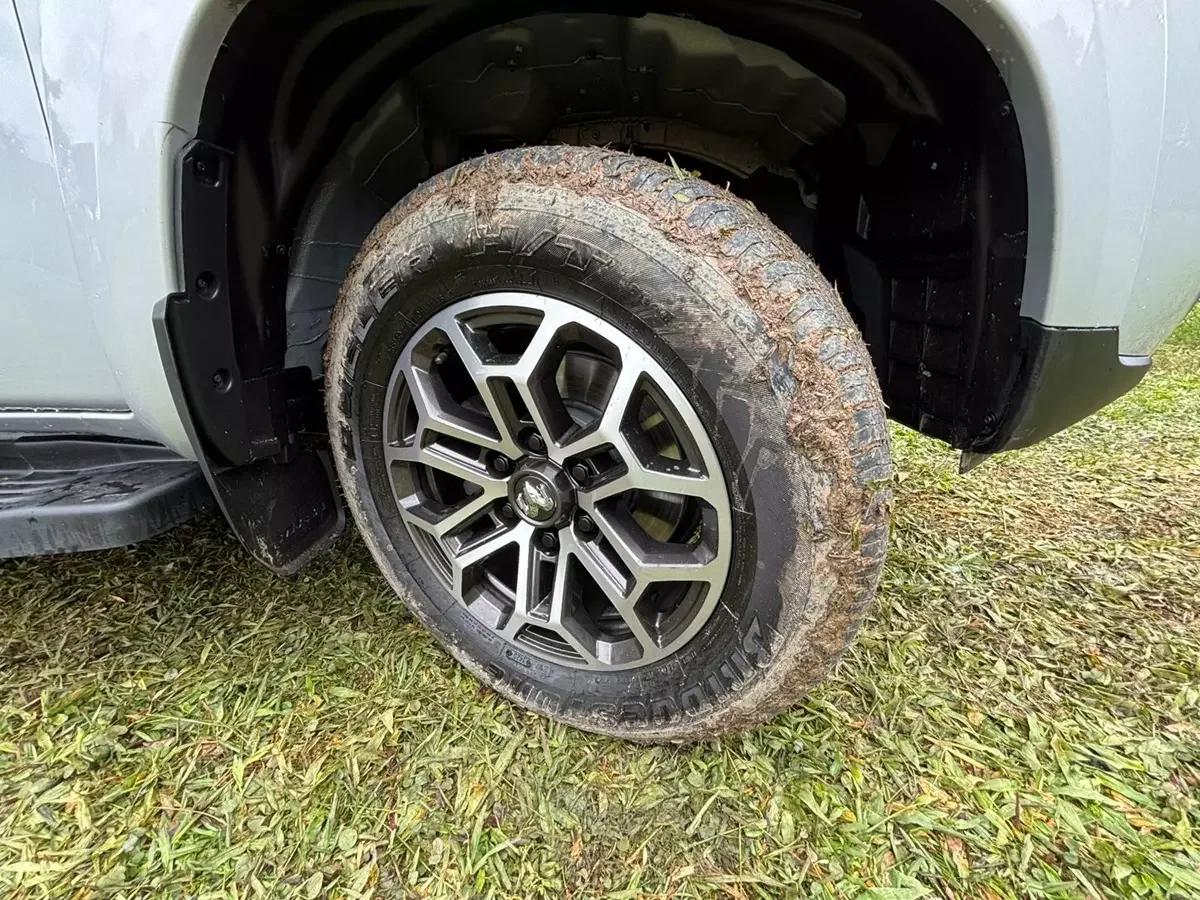 Detalhe da roda da Ram Dakota Laramie 2026