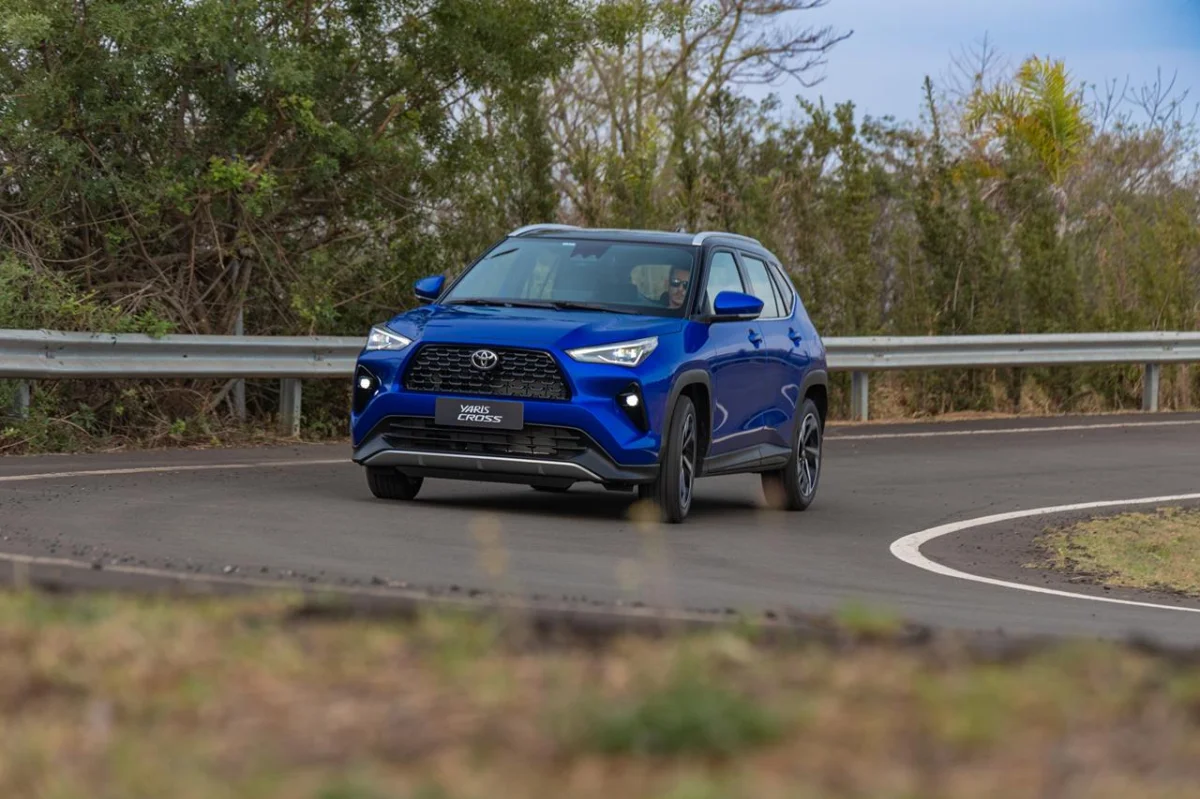 Conjunto de dois modelos do Toyota Yaris Cross