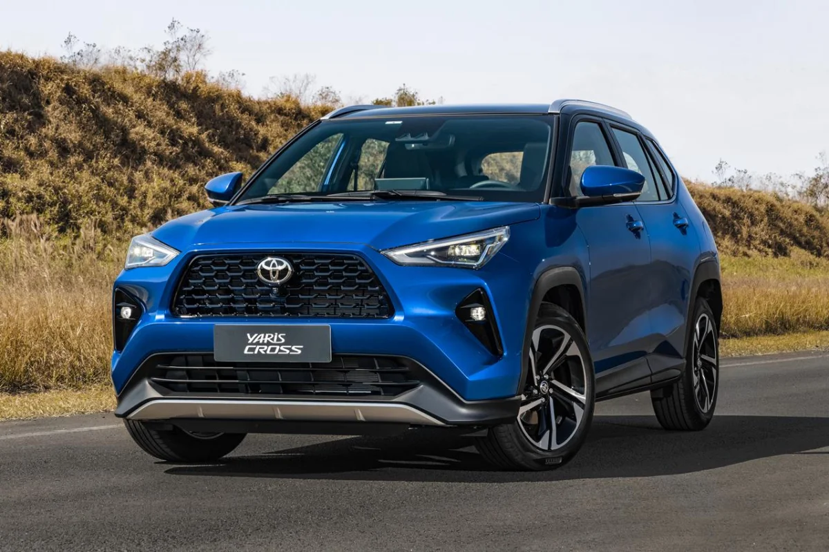 Toyota Yaris Cross azul em ambiente externo