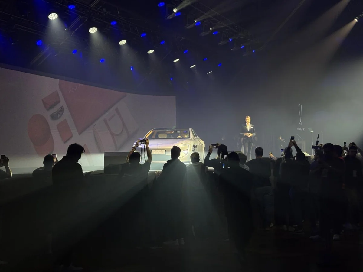 Apresentação de um carro em evento automotivo.