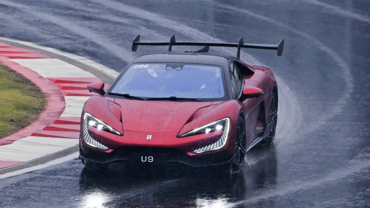 Carro esportivo Yangwang U9 na pista de corrida.