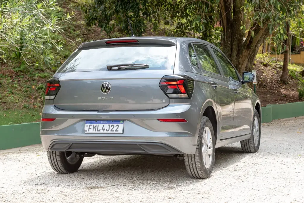 Traseira do Volkswagen Polo em ambiente natural