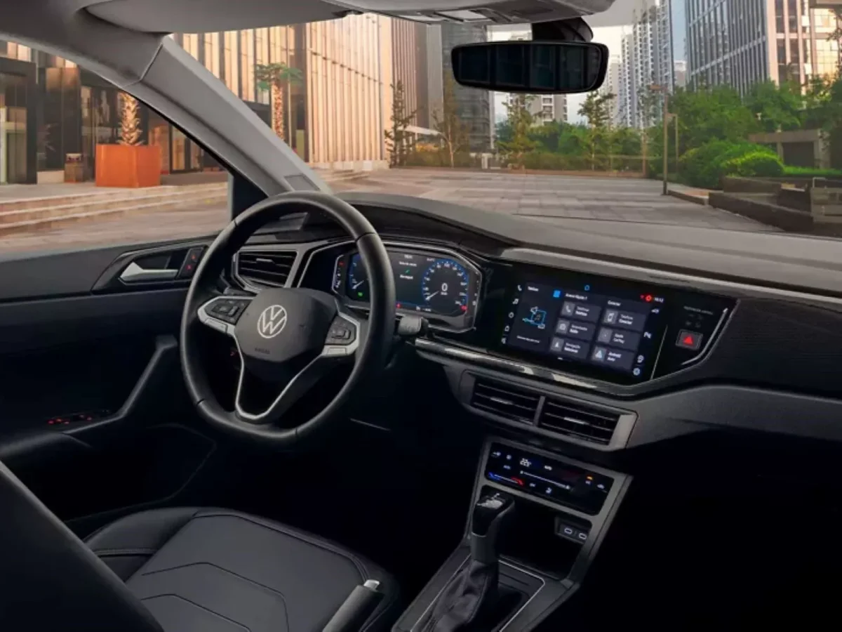 Interior do Volkswagen Polo com foco no painel