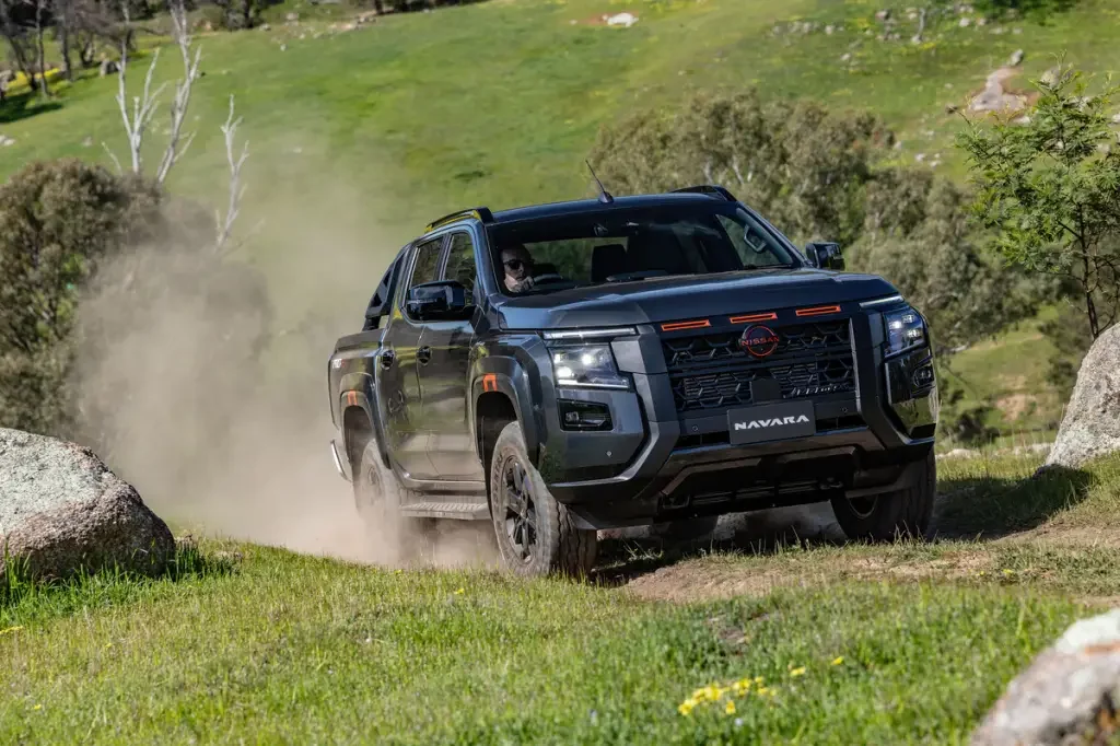 Nova Nissan Frontier 2026 em ação na estrada