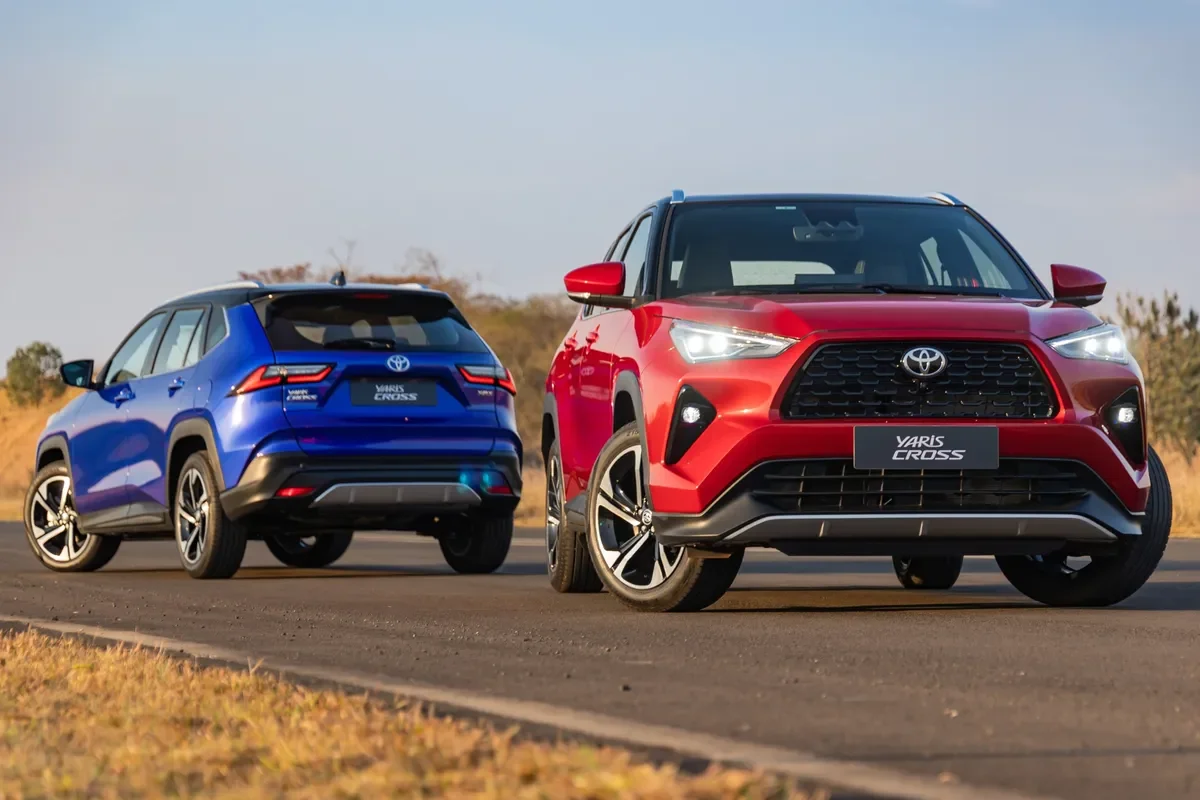 Toyota Yaris Cross em exibi&ccedil;&atilde;o ao ar livre.