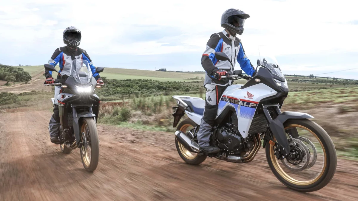 Moto Honda Transalp em estrada de terra.